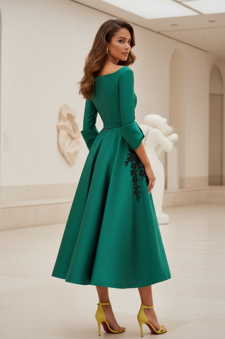 Vestido midi acampanado de satén con mangas acampanadas y lazo