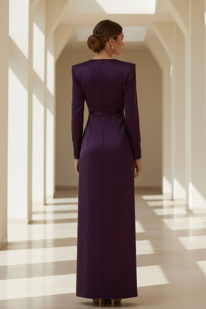 Vestido de noche largo de satén con manga larga y abertura alta