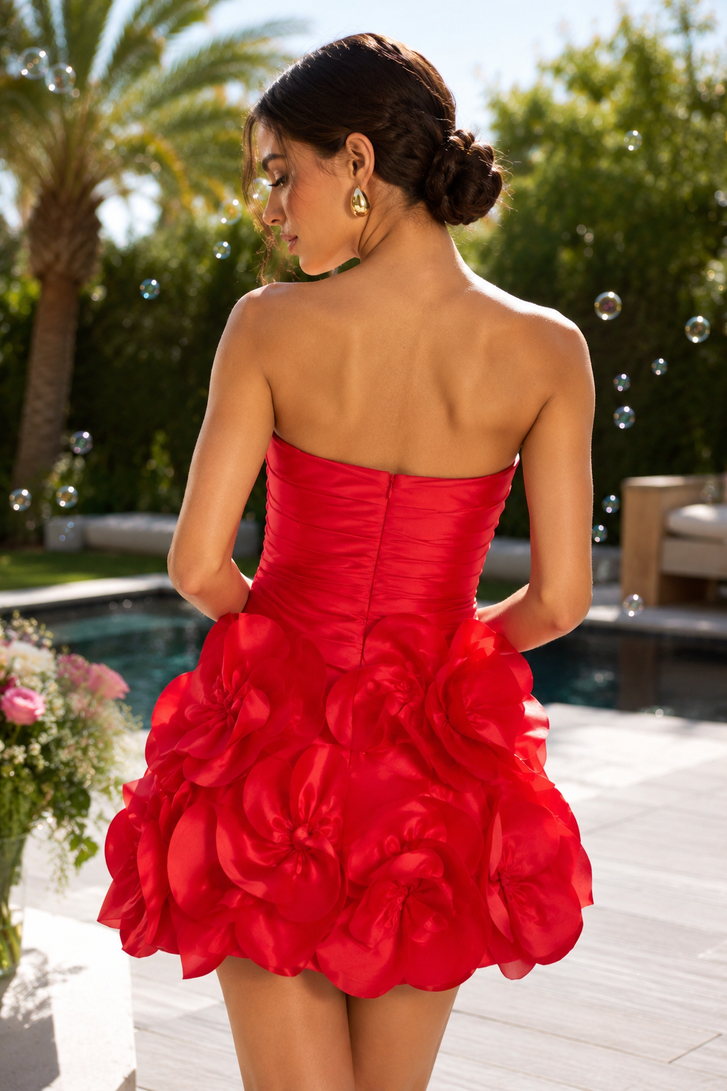 Minivestido sin tirantes fruncido con falda de flores 3D