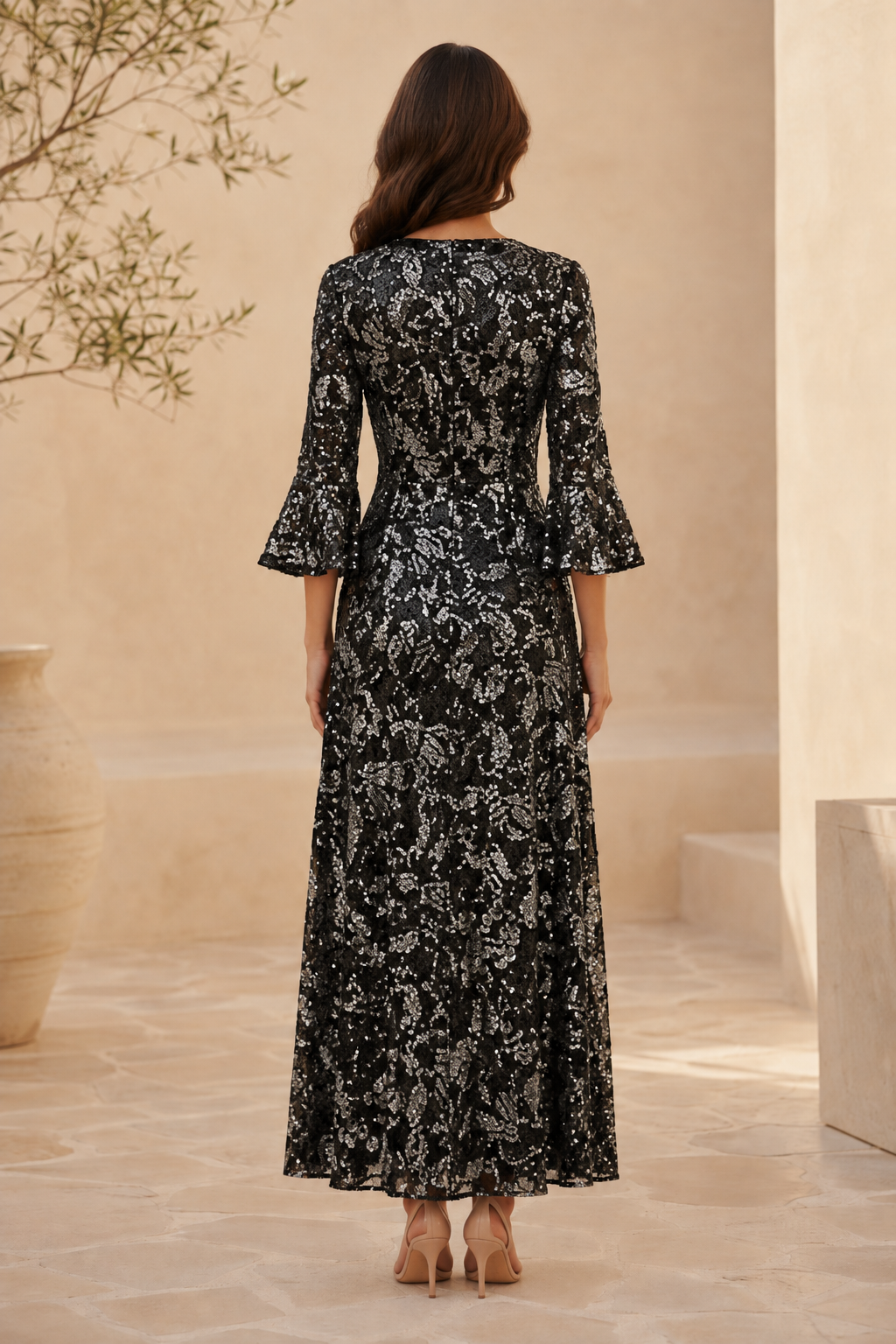 Vestido largo con cuello en V, lentejuelas, corte en A y mangas acampanadas