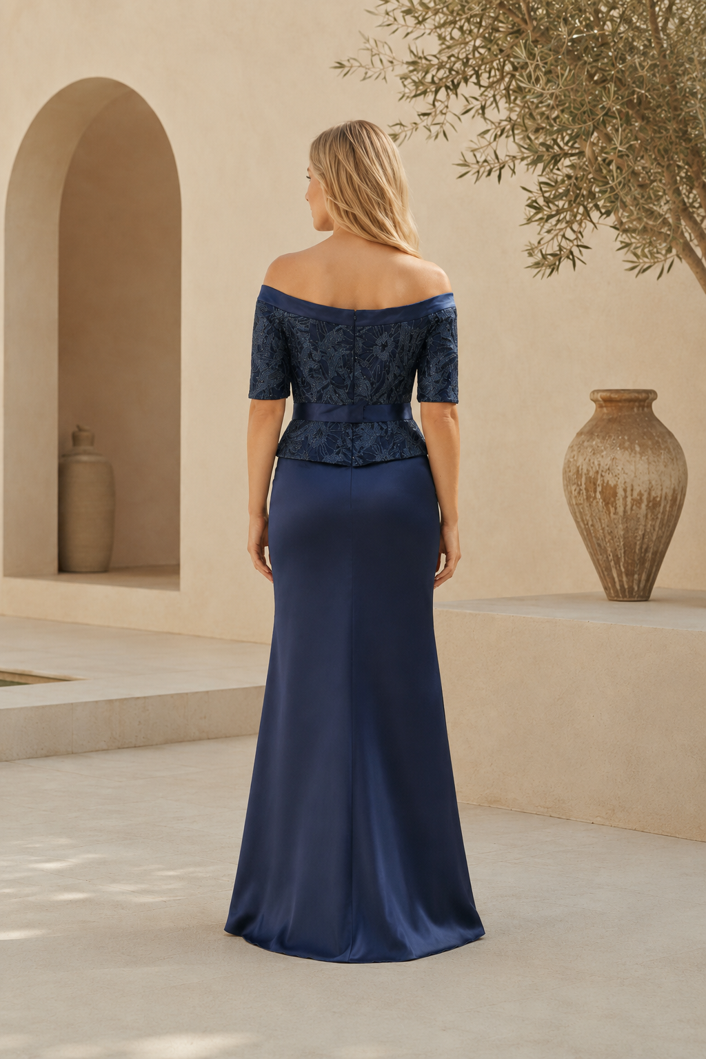 Vestido de noche con hombros descubiertos, encaje y volantes