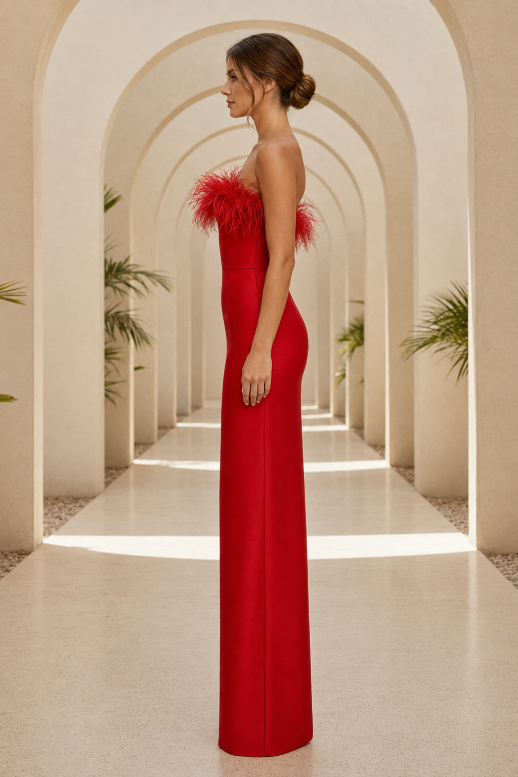 Vestido de noche largo con plumas y escote palabra de honor