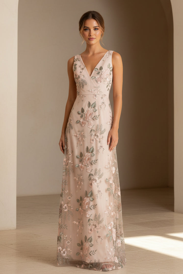 Vestido largo escotado en V con bordados florales