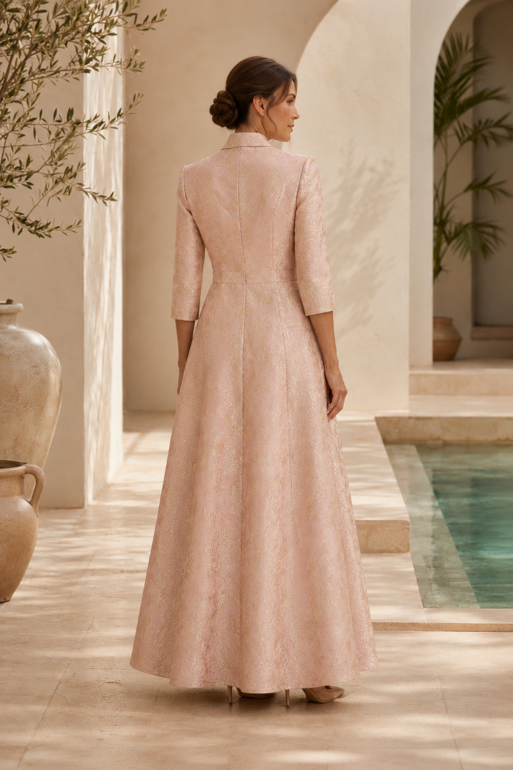 Elegante vestido de noche evasé en jacquard metálico