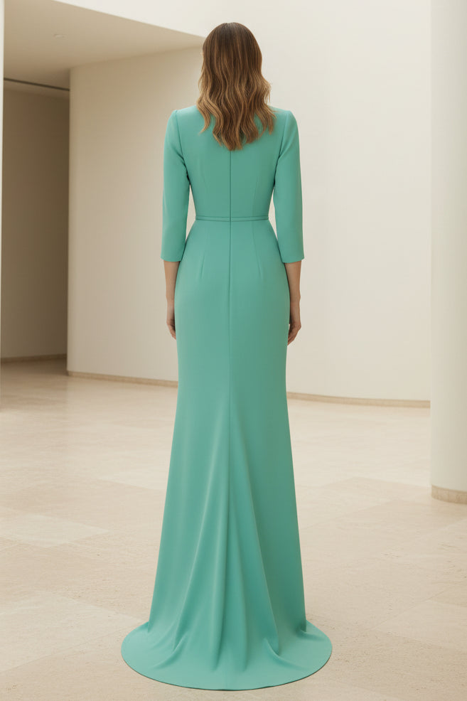 Elegante vestido largo con manga francesa, fruncido lateral y corte recto
