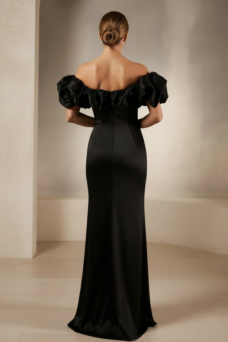 Vestido de sirena de satén con volantes y hombros descubiertos
