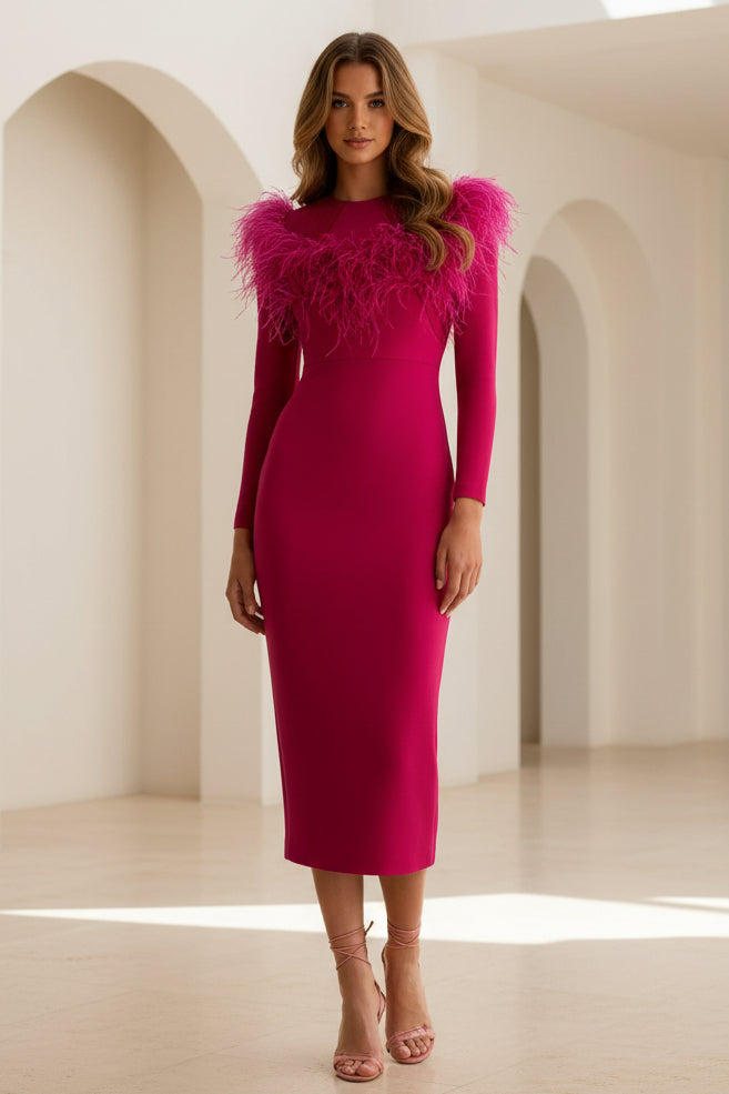 Vestido midi de espalda descubierta con hombros de plumas