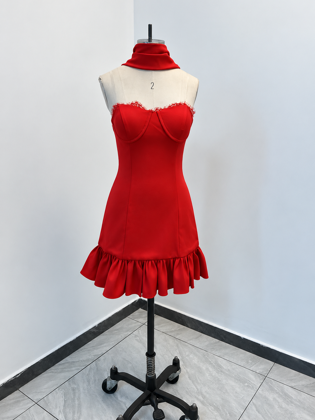 Minivestido con escote corazón sin tirantes y volantes con pañuelo