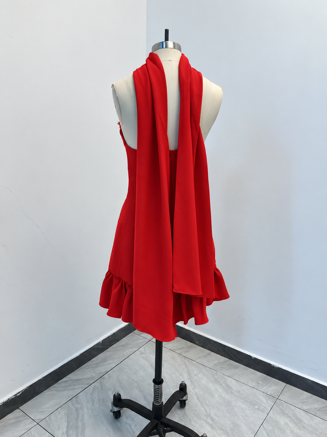 Minivestido con escote corazón sin tirantes y volantes con pañuelo