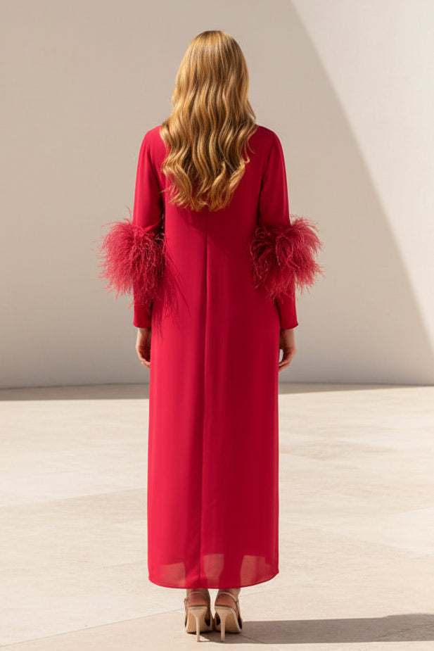 Vestido midi de cuello alto con mangas adornadas con plumas
