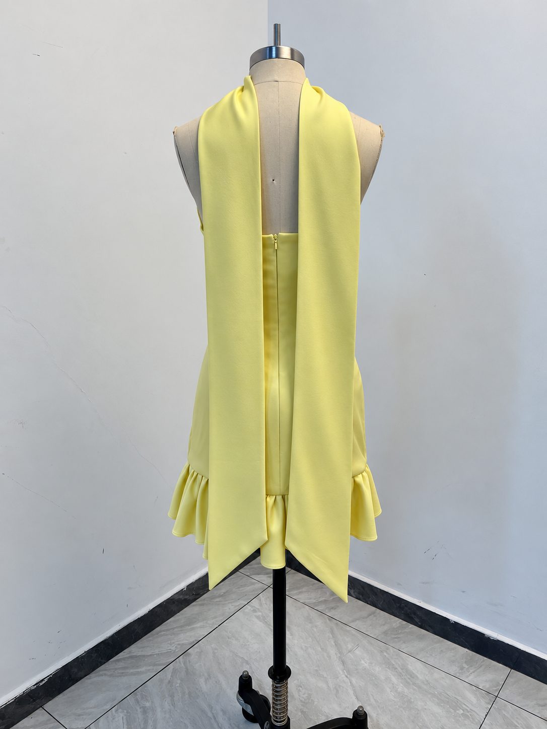 Minivestido con escote corazón sin tirantes y volantes con pañuelo