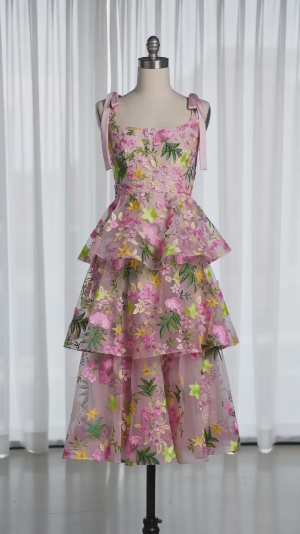 Vestido Midi de Malla con Bordado Floral y Volantes, con Tirantes Atados