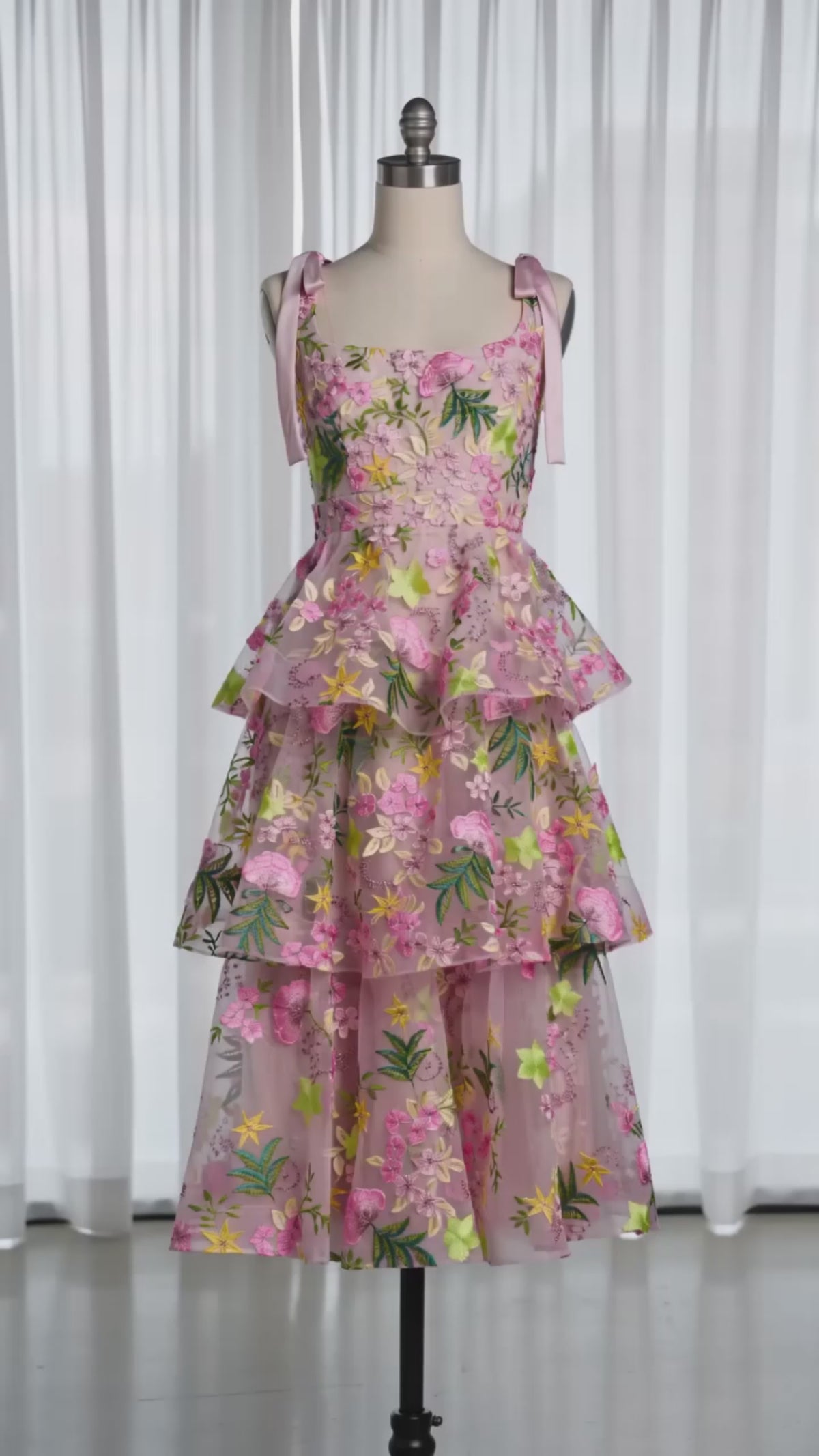 Vestido Midi de Malla con Bordado Floral y Volantes, con Tirantes Atados