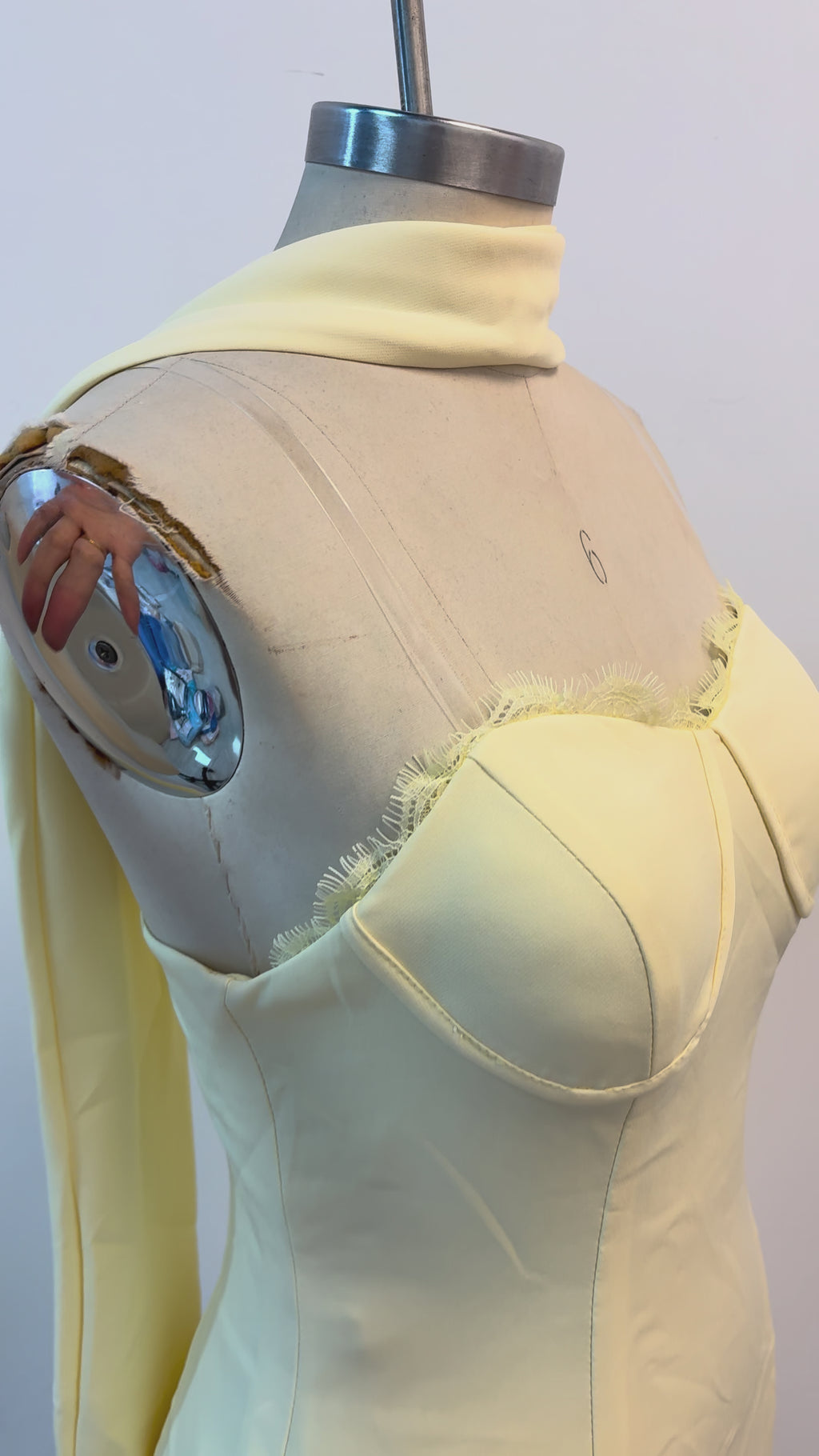 Minivestido con escote corazón sin tirantes y volantes con pañuelo